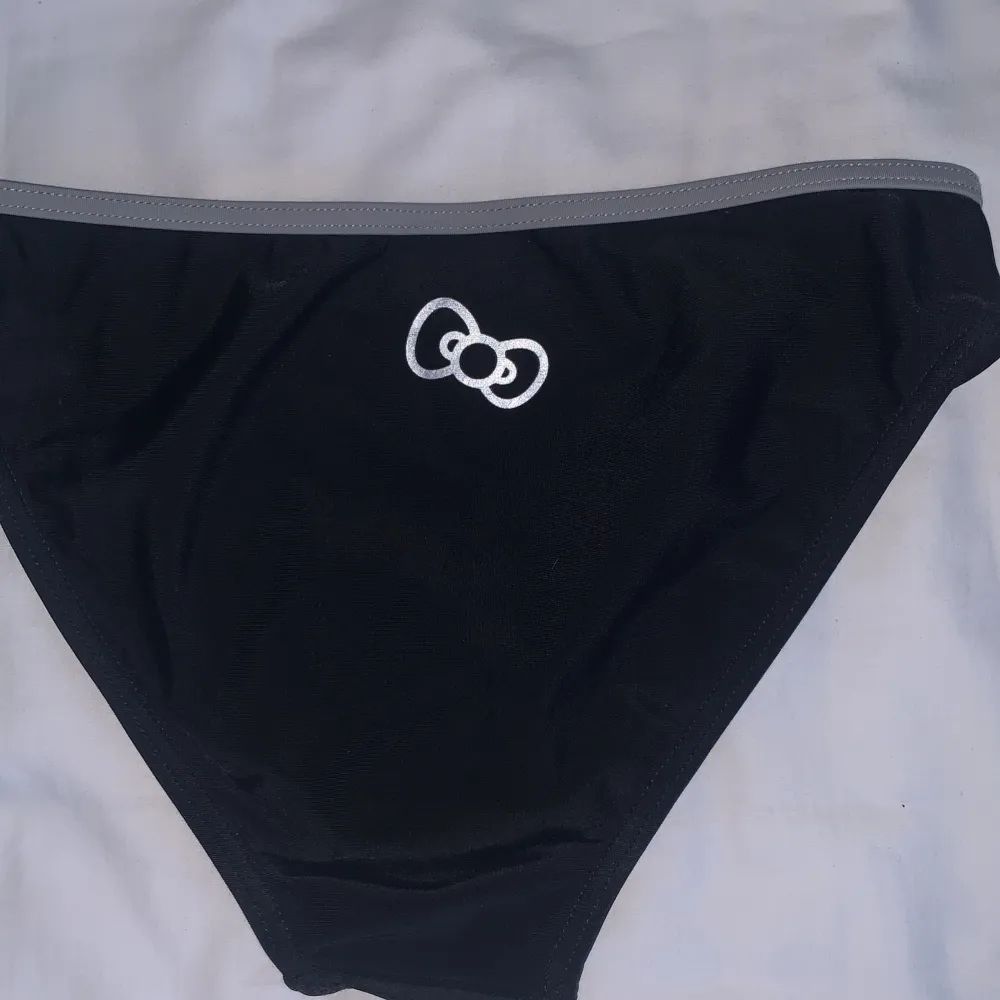 En hello Kitty bikini jag köpte för 180kr, då jag nästa inte vnavänt pågrund av att den var för liten. Den är ovaderad men sitter bra. . Accessoarer.