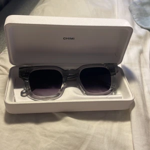 Chimi glasögon  - Tja säljer dessa riktigt fräscha och trendiga chimi glasögon dom är 10/10 skick använda Max 4 gånger då det blev vinter och jag hade inte möjlighet att använda den ny pris 1300kr mitt pris 800kr men det är inte hugget i sten Skriv vid minsta funderin