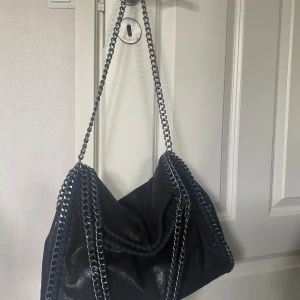 Stella liknande väska - Säljer denna liknande stella mcartney väskan. 