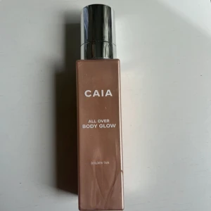 Caia body glow  - Caia body glow med färgen golden tan. Endast testad. Säljer för 160kr nypris 495kr