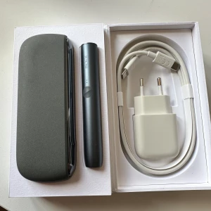IQOS iluma - 1 st pebble grey. Använd ett par månader. Toppskick. Kommer i originalförpackning med alla tillbehör som levererades med den. 