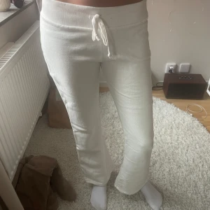 Vita yoga pants  - Säljer dessa lågmidjade yoga pants från brandy Melville! Köpta på brandy Melville i Italien men har bara kommit till användning ca 3 gånger🩷 läs min bio/profil innan du kontaktar/köper!