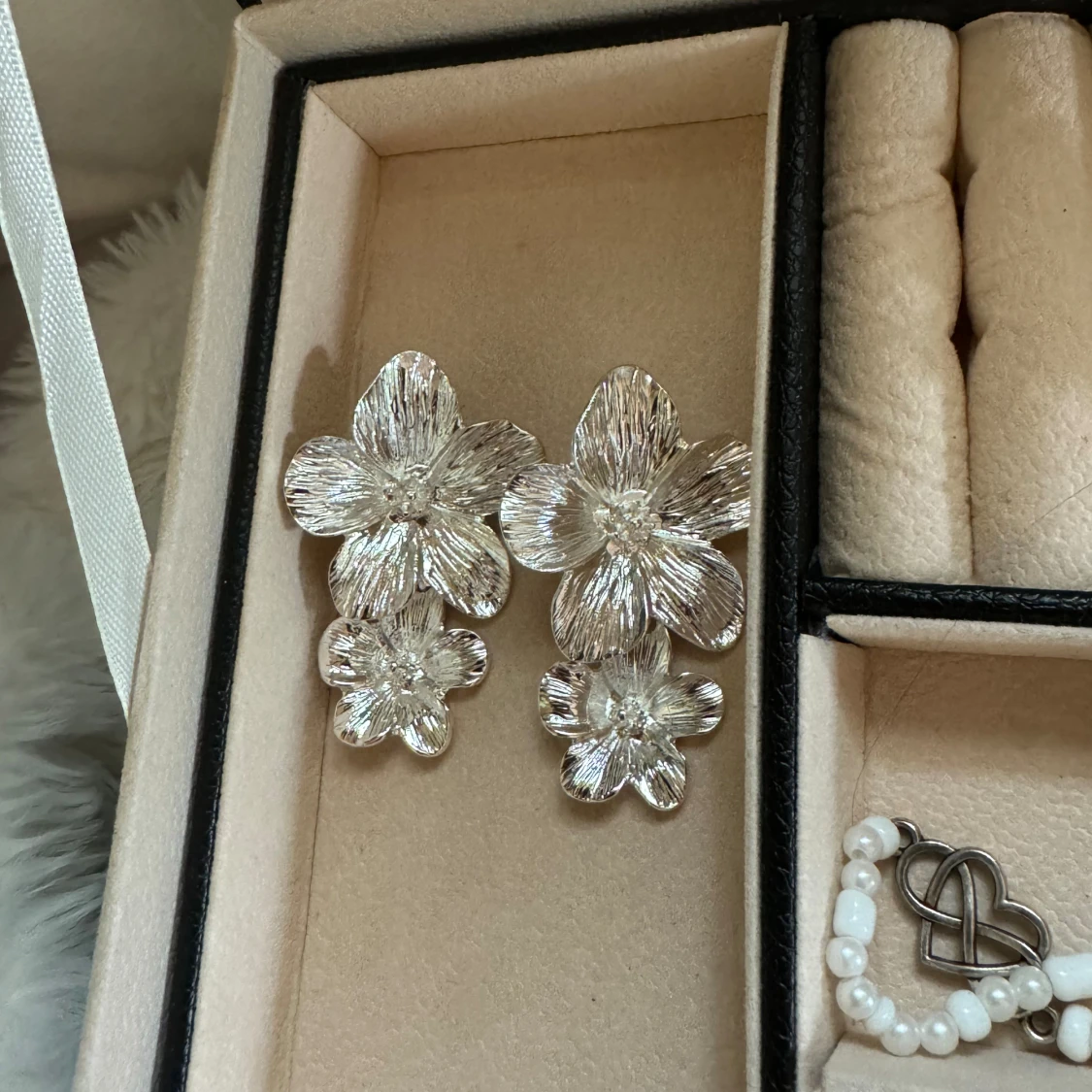 Silvriga blomörhängen