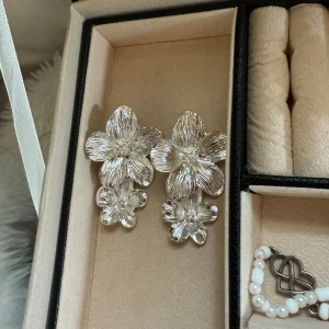 Silvriga blomörhängen - Silvriga örhängen med blommor