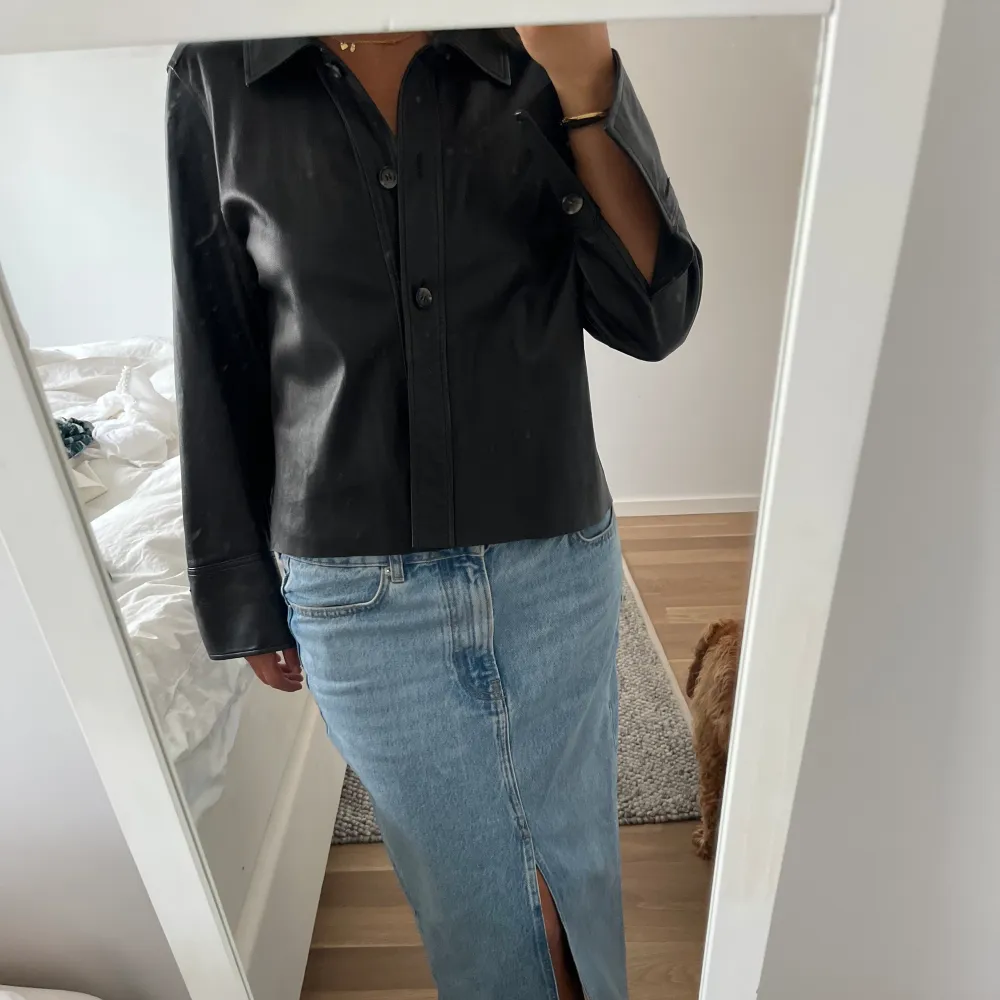 Snygg croppad skinnjacka/blazer från Arket. Knappt använd. Äkta skinn. Stl M.. Takit.