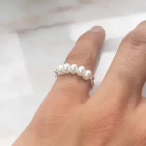 Yomie har fina kvalitativa prisvärda ringar som endast kostar 99kr 💕 Alla är vattentäta och gjorda av rostfritt stål 💛 Ringarna orsakar alltså inga utslag 💕Denna ring är justerbar & i färgen silver 💛 För fler frågor/bilder skicka ett meddelande💕