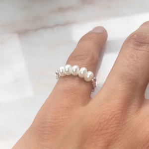 Ring från Yomie  - Yomie har fina kvalitativa prisvärda ringar som endast kostar 99kr 💕 Alla är vattentäta och gjorda av rostfritt stål 💛 Ringarna orsakar alltså inga utslag 💕Denna ring är justerbar & i färgen silver 💛 För fler frågor/bilder skicka ett meddelande💕