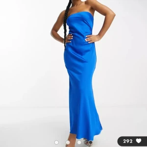 Blå maxi satinklänning - Koboltblå maxiklänning i storlek 34 från Forever new men köpt på Asos. Aldrig använd då jag köpte flera alternativ. Klänning är off shoulder med ett resår som håller den uppe. Lite asymmetrisk skurning längst ner. Nypris: 1569kr säljer för: 400kr