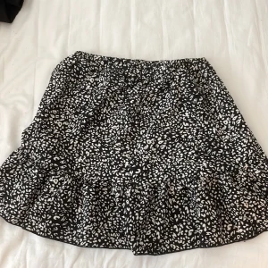 Kjol - I ny skick, aldrig använt.