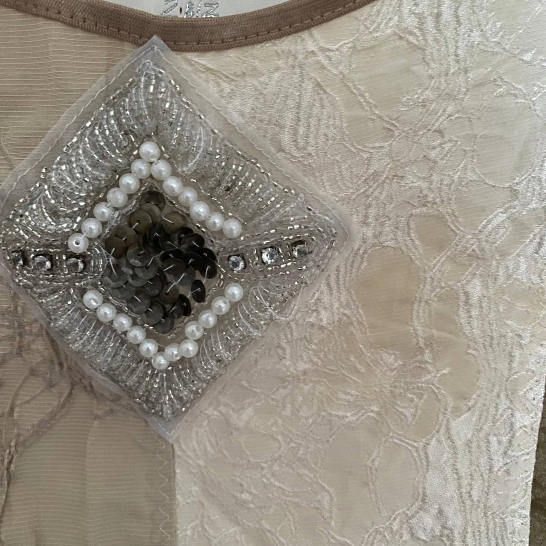 linne med pärlor och spets  - 90