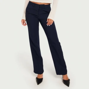 Kostymbyxor  - Fin mörkblåa kostymbyxor från Nelly! Knappt använda och i toppen skick! 