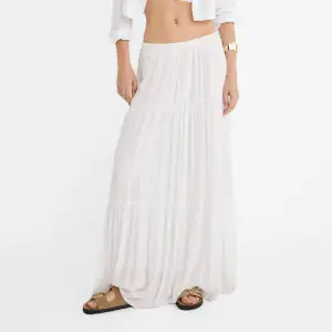 Superfin lång kjol från stradivarius! Helt oanvänd och perfekt nu till sommaren. 🥰🥰
