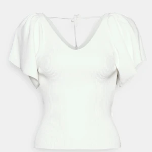 Vit topp från Only🫶 - Säljer denna superfina topp ifrån only som är slut i lager💞💞Tyvärr har den dock en liten gul fläck vid ärmen men den syns knappt💓