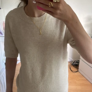 Beige stickad t shirt - Beige stickad t shirt från hm i stl xs