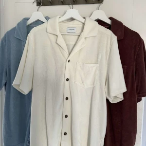 Jätte fina terry skjortor . Använda fåtal gånger.  - Alla tröjor är i storlek large . Sanna till storleken. 