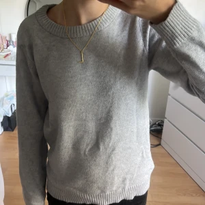 Grå stickad tröja - Grå stickad tröja från vila i stl xs 💓