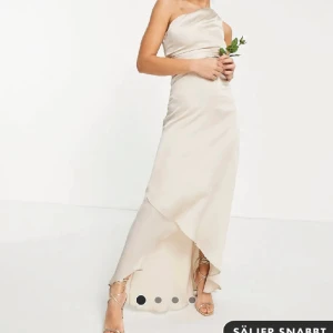 Balklänning - Säljer en balklänning jag köpt här på plick men som tyvärr inte satt bra på mig, helt ny med prislappen kvar!! Lånade bilder så skriv för privat💕