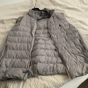 Polo ralph lauren väst - Ralph lauren väst grå. Använd sparsamt. Inga fel på den kan skicka fler bilder om så önskas. Nypris 3 395kr  Kan tänka mig sänka priset vid snabb affär. Vid frågor kontakta mig.