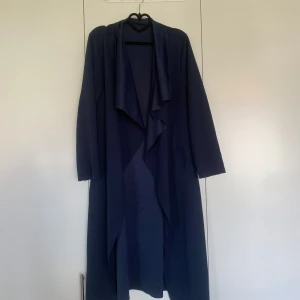 Tunn  lång blå kappa  - En fin kappa med knytning.  Finn varje märke eller storlek men skulle säga att det är en S/M 