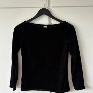 Svart tröja - Bra skick. Storleken är 146/152 men fungerar perfekt som storlek XS
