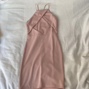 Klänning - Jättesöt ljusrosa klänning. Använd endast en gång, mycket gott skick. Tyvärr för liten för mig.