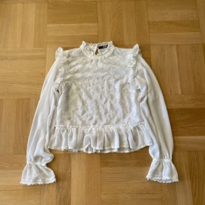 Blus från bikbok - Säljer denna söta blusen från bikbok som ej kommer till användning ☺️