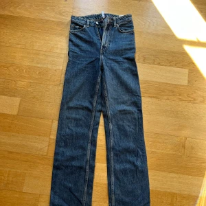 Weekday jeans - Modell Row Blåa Raka Midja 24 längd 32