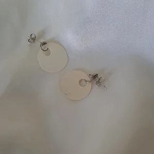 Örhängen med hänge  - Ena lite missfärgad, men annars fina. 💗😊 