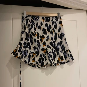 Kjol  - Jätte söt kjol perfekt till sommaren. Jätt luftig och får en intr att sveattas! 