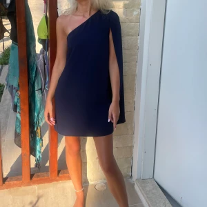 Cocktailklänning marinblå - Marinblå classy klänning från Mango strl S. Använd 2 gånger. 
