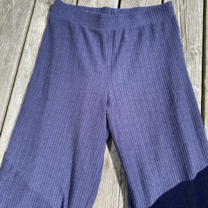 ribbade byxor  - ribbade sköna byxor som passar både som mysbyxor och vida byxor till finare tillfällen 