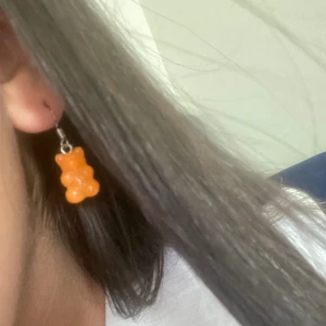 Oranga Björn örhängen 🧡 - Använda 1 gång. EJ nyckelfria!  Hemmagjord🧡