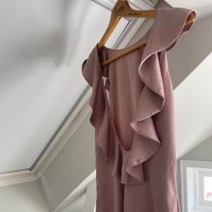 Rosa klänning - Rosa satin klänning! Öppen rygg