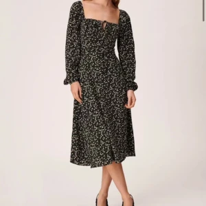 Adoore klänning - Säljer denna superfina Adoore klänningen nu i storlek 38. Super bra skick använd ändast en gång. Köpt för 1500🥰❤️