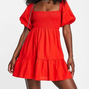 Klänning från Miss Selfridge - Supersöt klänning från Miss Selfridge som inte säljs längre❤️Aldrig använd så gott som ny! Storlek xs men passar även s❤️ 