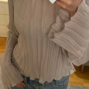 NA-KD blus - Helt oanvänd blus från NA-KD och märket mit schlamen Trägern, endast provad🥰nypris: 685kr och den finns inte längre att köpa. Jag är öppen för prisförslag! (Färgen på blusen är mer exakt på andra bilden)