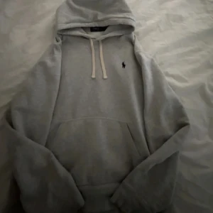Polo Ralph lauren hoodie  - Säljer nu min polo Ralph lauren hoodie efter som inte kommer till någon användning längre. Den har inga tecken på användning eller några som helst defekter. Ny pris 2000 - mitt pris 799. Priset är inte hugget i Sten 💫👍🤝