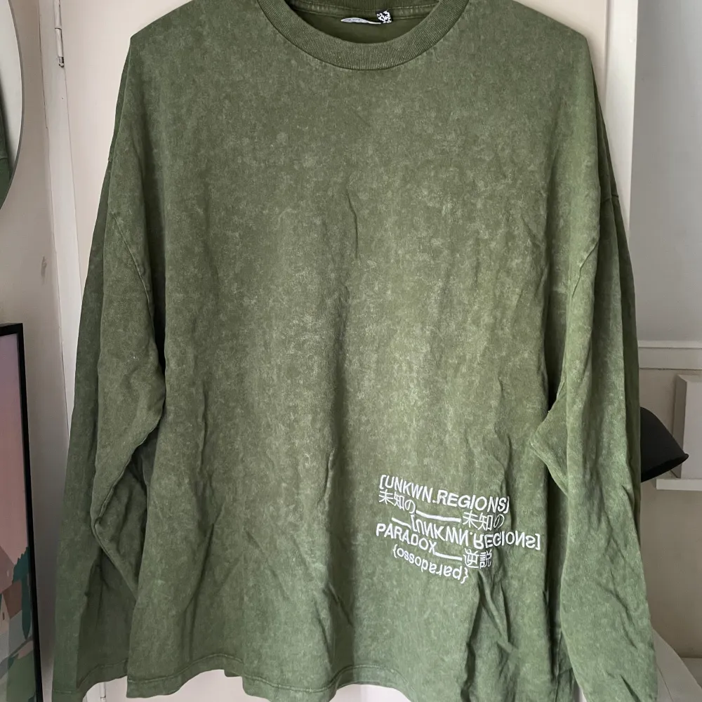Långärmad T-shirt i grönt med tryck Knappt använd - mycket fint skick Storlek - L (oversized) . T-shirts.