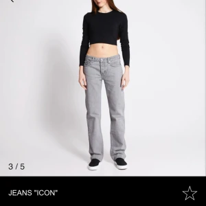 Gråa jeans - Supersnygga gråa jeans från lager157💕Lågmidjade och raka, midjemått : 76cm. Blivit för små för mig, därav endast bild från hemsidan💞 Skriv vid frågor och använd gänga ”köp nu”📦