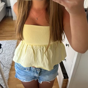 Zara topp - Sjukt trendig & slutsåld topp från zara! 🤍 passar perfekt till sommaren! Bild 2 & 3 är lånade, hör av er för fler ⭐️