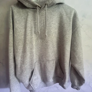 Grå Hoodie  - Jättefin grå hoodie från BikBok, otroligt fin och bra passform men kommer tyvärr inte till användning 💕