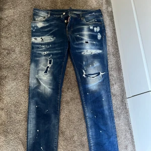 DSQUARED2 - DSQUARED2 jeans köpt på nk  Storlek 50 