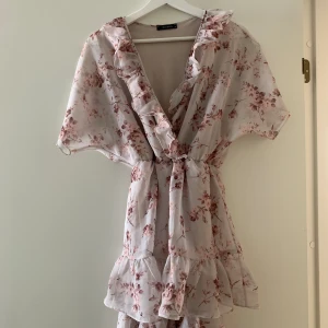 Klänning - Blommig klänning, ny utan prislapp