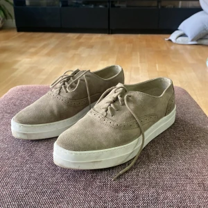 Sneakers - Superfina skor i mocca. 