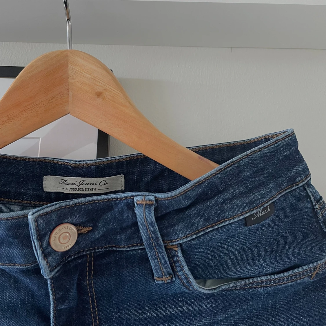 Ett par mörkblå bootcut jeans med strech från märket Mavi! - 91