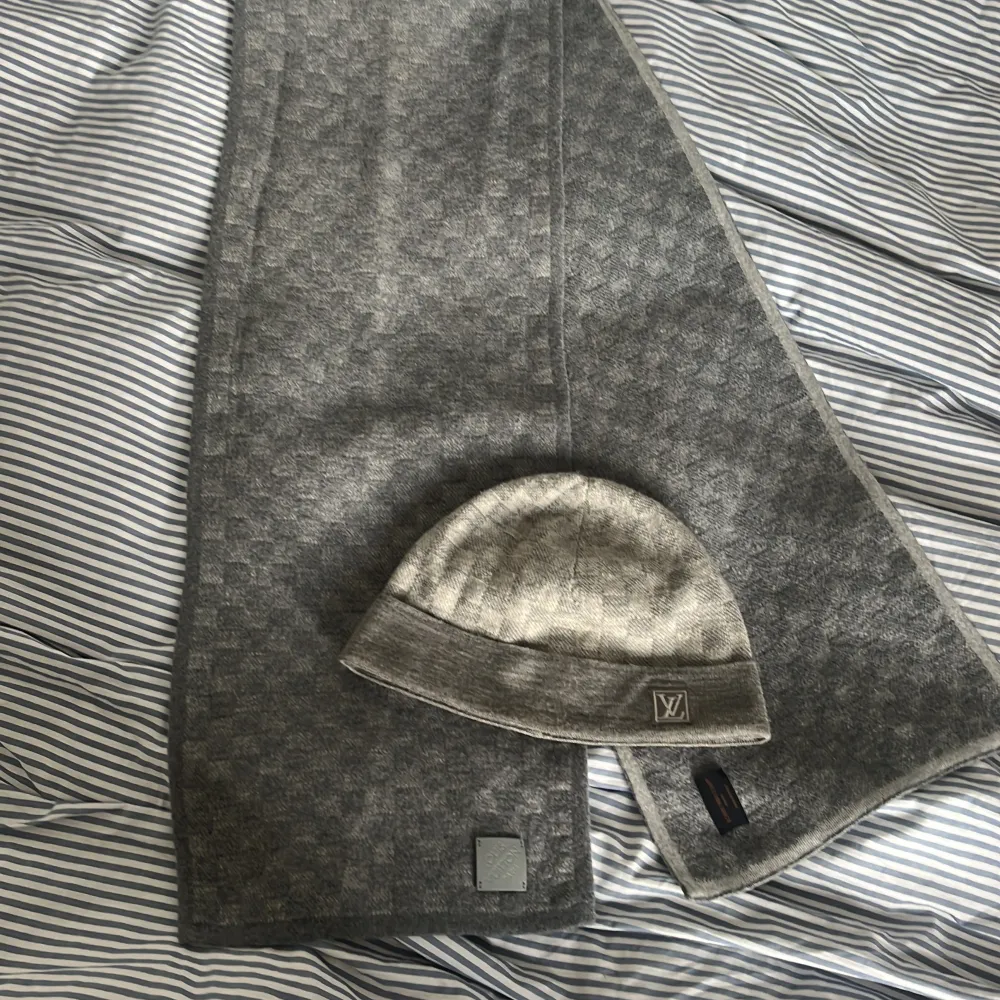 Louis Vuitton sett Gammal modell på mössan Ny modell på halsduken . Accessoarer.