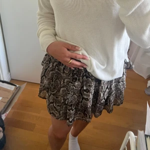 Kjol - Säljer en volangkjol i ormmönster som jag inte använder längre. Köpt från Kappahls barnavdelning för några år sedan. I Stl 158/164 men skulle säga att den motsvarar en kjol i Stl xs/s, jag har Stl S i typ allt.