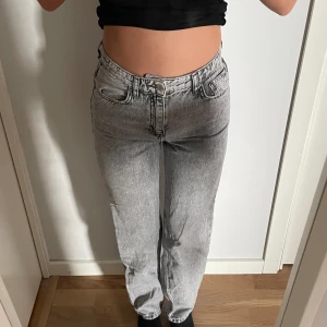 Gråa jeans - Väldigt fina gråa jeans, passar dig som är lite kortare.  