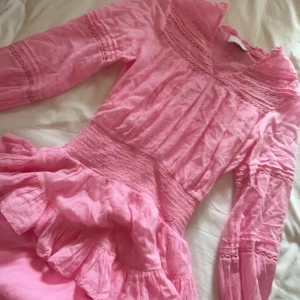 Neo noir klänning - Säljer min favvo klänning från neo noir som tyvärr blivit förliten, den är som ny. Köpte för ett år sedan men sparsamt andvänd 