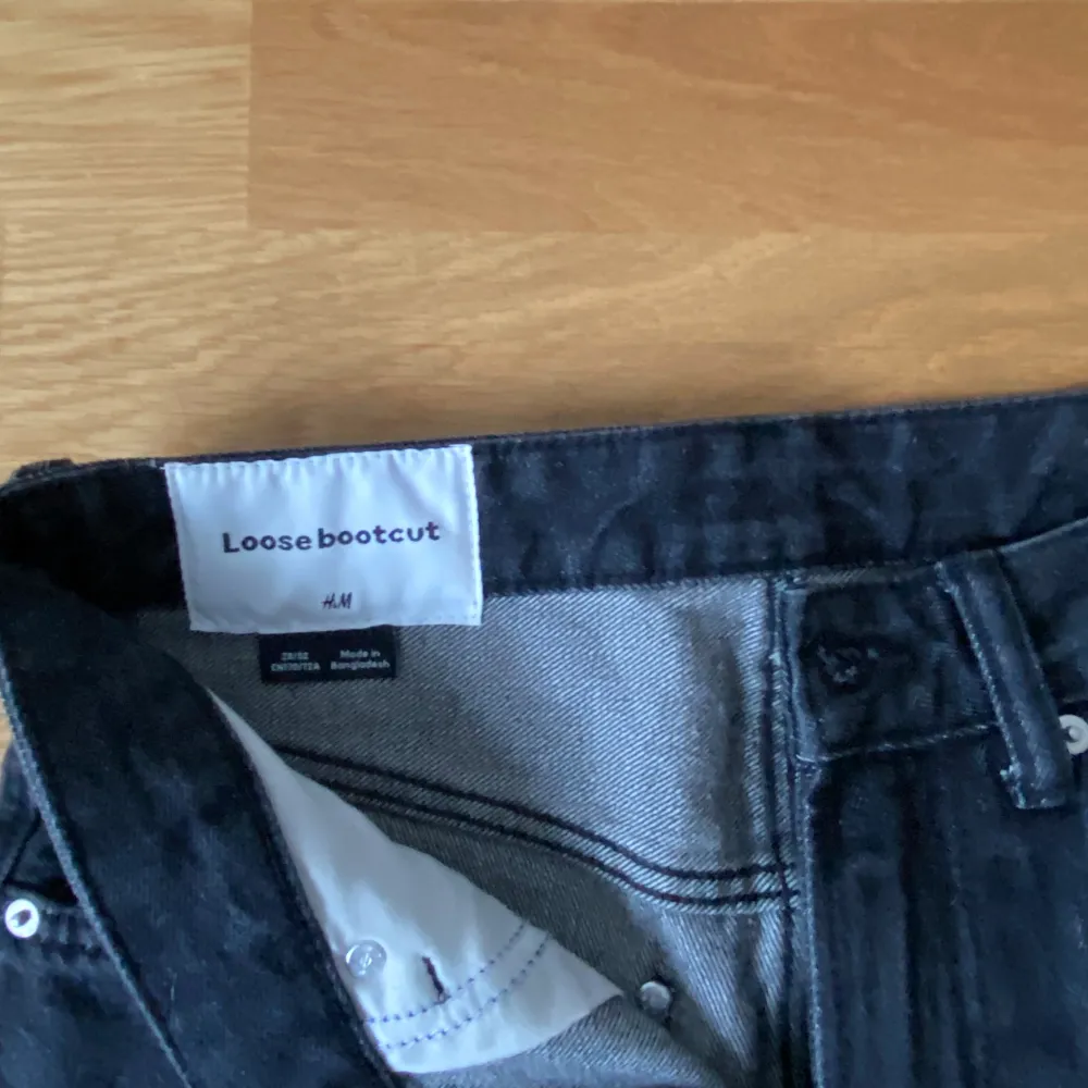 Looose bootcut jeans från hm som är nya andvända 2 gånger passform vida vid bena vid intresse skriv ett dm . Jeans & Byxor.